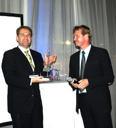 Thomas Eisemann (Reifenhäuser, rechts im Bild) <br />
übergibt den Innovationspreis Biowerkstoff des <br />
Jahres an Dr. Christian Bonten (FKuR). <br />
Bild: nova-Institut