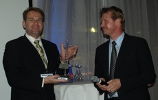 Thomas Eisemann (Reifenhäuser Extrusion, rechts <br />
im Bild) überreichte den Innovationspreis <br />
Biowerkstoff des Jahres 2008 an Dr. Christian <br />
Bonten (FKuR Kunststoff GmbH, links).